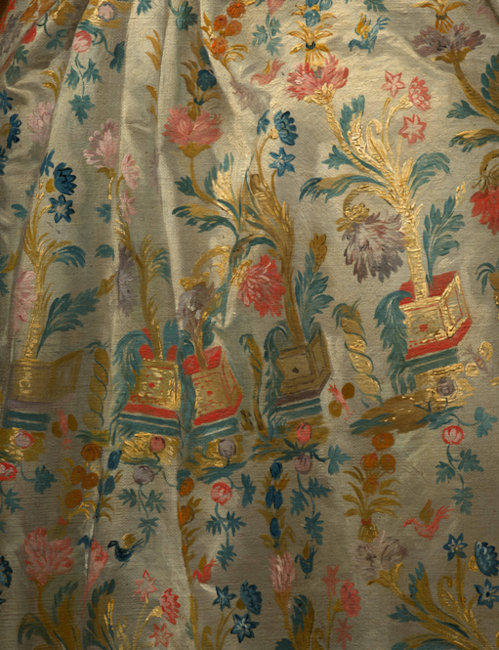 Dame à sa toilette sous Louis XV : broderies, galons, dentelles