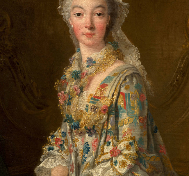 Dame à sa toilette sous Louis XV : broderies, galons, dentelles